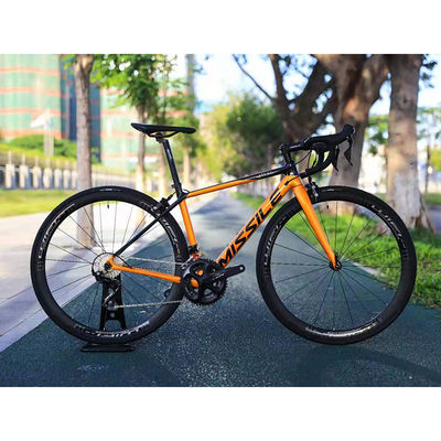 カーボンロードバイク 軽量ディスクブレーキ カーボンフレーム付きのペダルなしの自転車8.5kg