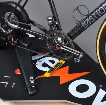 室内運動自転車トレーニングのための木製プラットフォームサイクリングテーブルとより多くの利点