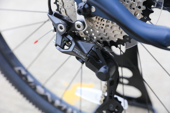 大人のための調整可能なマウンテンバイク 13.9kg バイクの重量 前後ディスクブレーキ